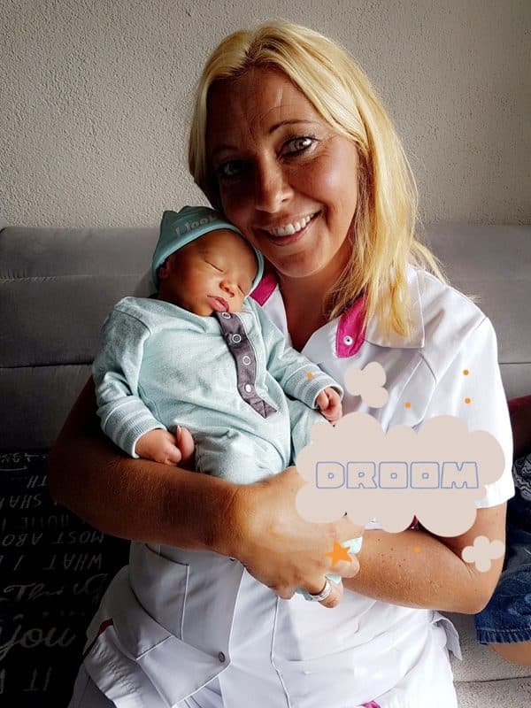 Cindy met een pasgeboren baby tijdens een kraamweek in Hellevoetsluis