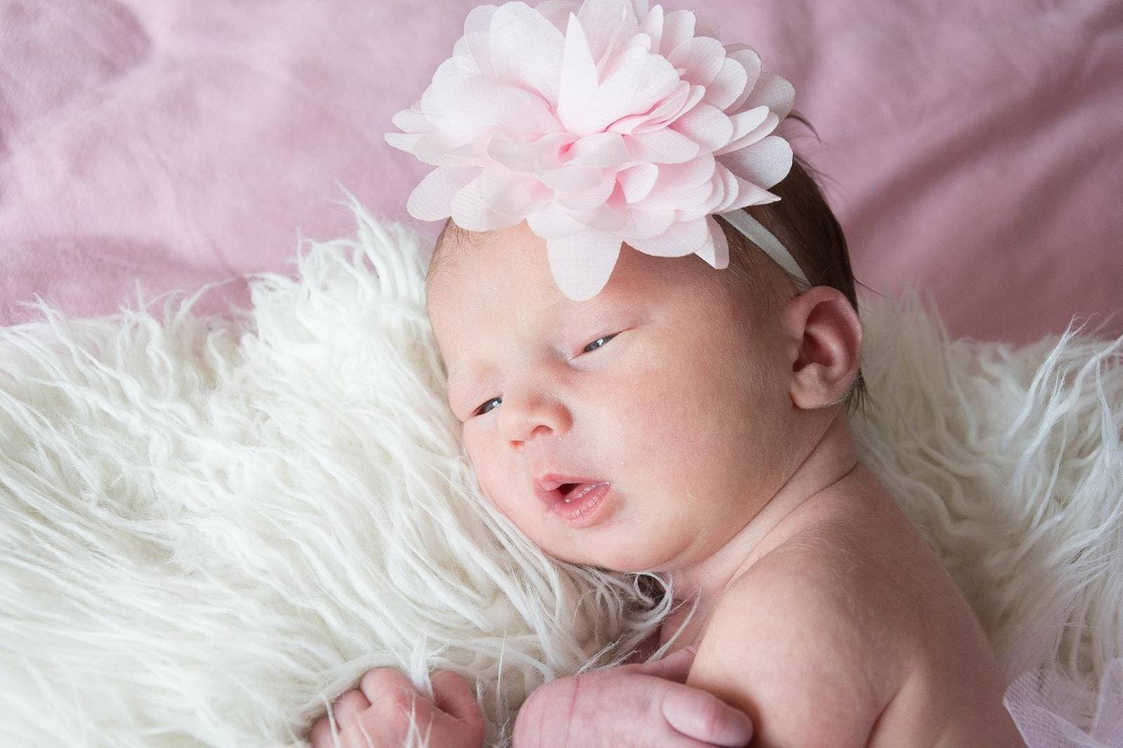 Pasgeboren baby met roze bloem — Cindy's Kraamzorg Hellevoetsluis