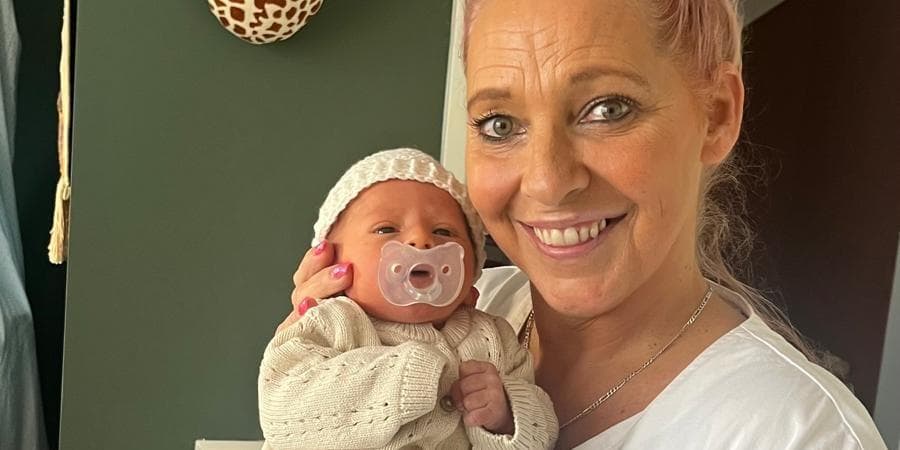 Cindy met pasgeboren baby — kraamzorg in Oostvoorne